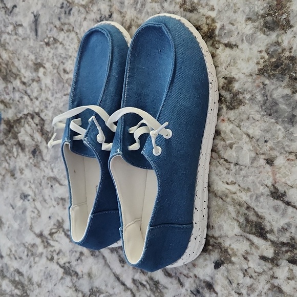 Nwot. Slip on comfy shoes size 8. Never worn - Picture 1 of 5